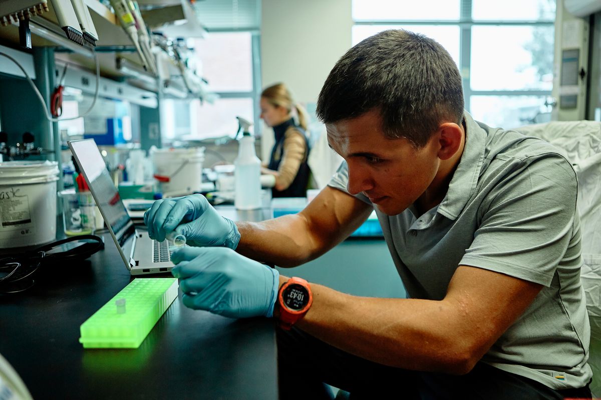 Photo of Nemudryi and Nemudraia working at a lab bench. 