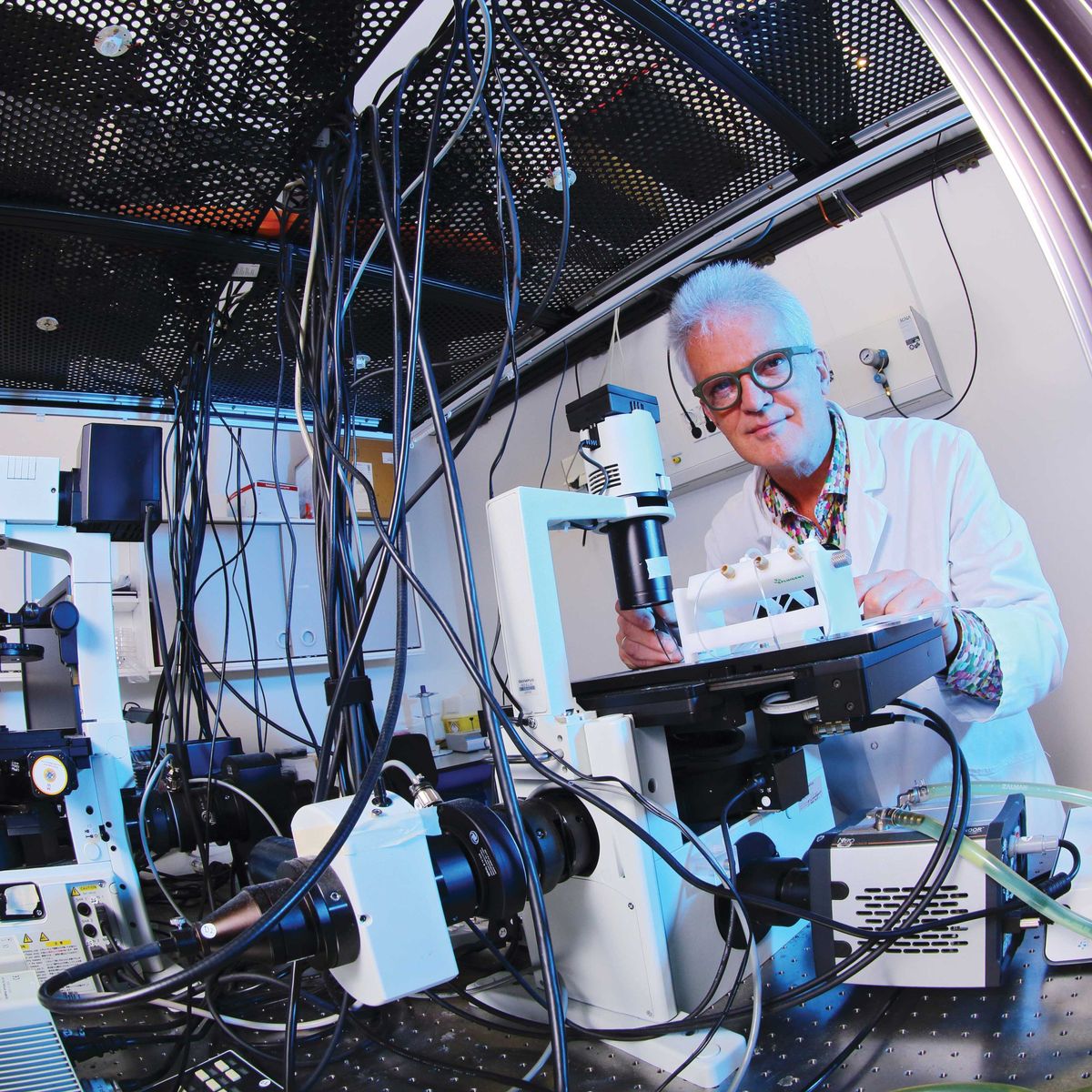 Photo of Cees Dekker with microscopy setup. 